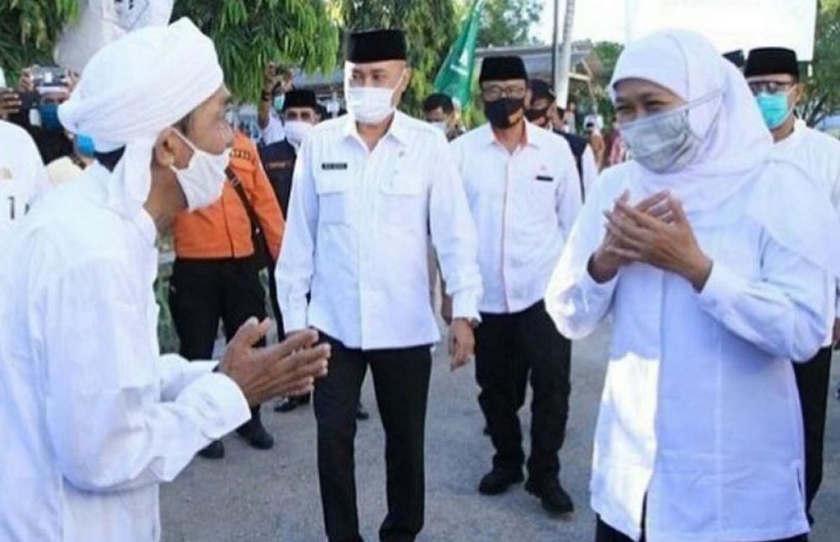 Wahid Wahyudi (tengah) saat mendampingi Gubernur Jatim Khofifah (Dok jatimnow.com)