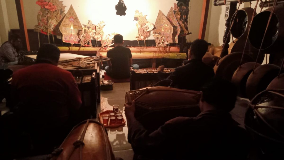 Pertunjukan wayang kulit dengan dalang Kepala Kejaksaan Negeri Kota Batu Supriyanto. (Foto: Galih Rakasiwi/jatimnow.com)