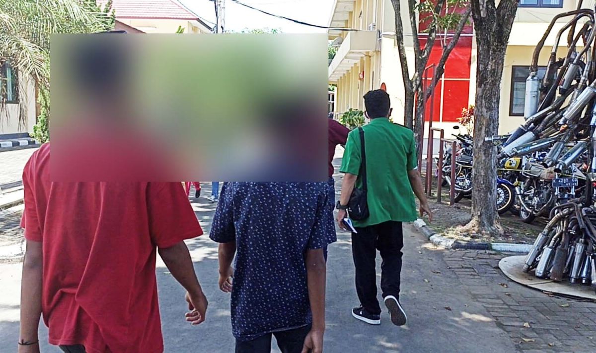 Kakak adik korban penganiayaan saat mendatangi Polres Magetan (Foto: Mita Kusuma/jatimnow.com)