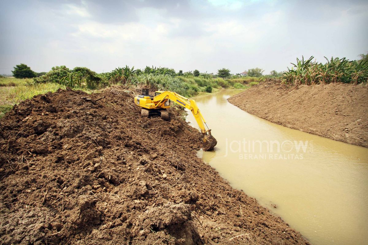 Pengerjaan pengerukan Sungai Kali Lamong, Gresik (Foto: Sahlul Fahmi/jatimnow.com)
