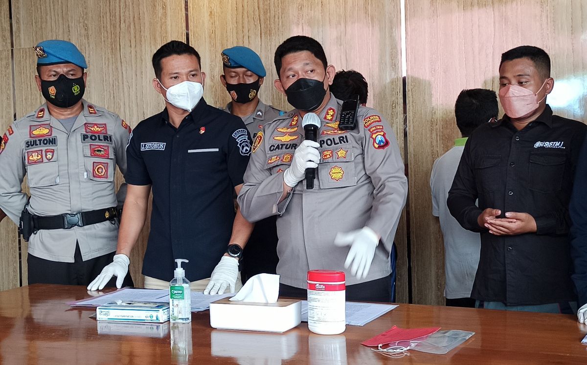Kapolres Ponorogo AKBP Catur Cahyono saat ungkap kasus penjualan pupuk bersubsidi secara ilegal. (Foto-foto: Mita Kusuma/jatimnow.com)