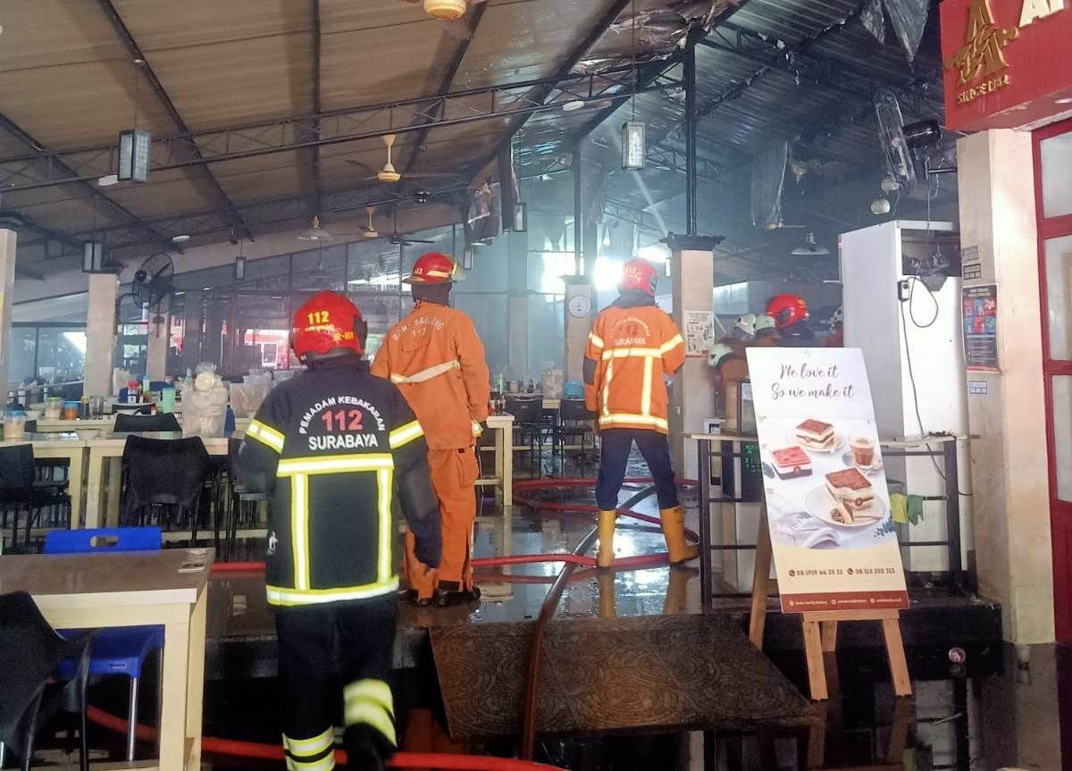 Petugas memadamkan api di Resto Soto Cak Har. (Foto: Grup Kedaruratan 112/jatimnow.com)