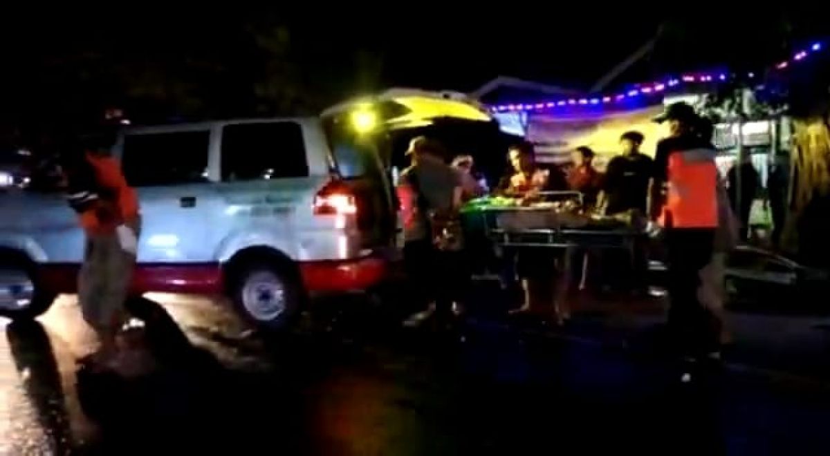 Korban kecelakaan di Kecamatan Mojosari, Mojokerto saat dievakuasi. (Foto: Hasan for jatimnow.com)