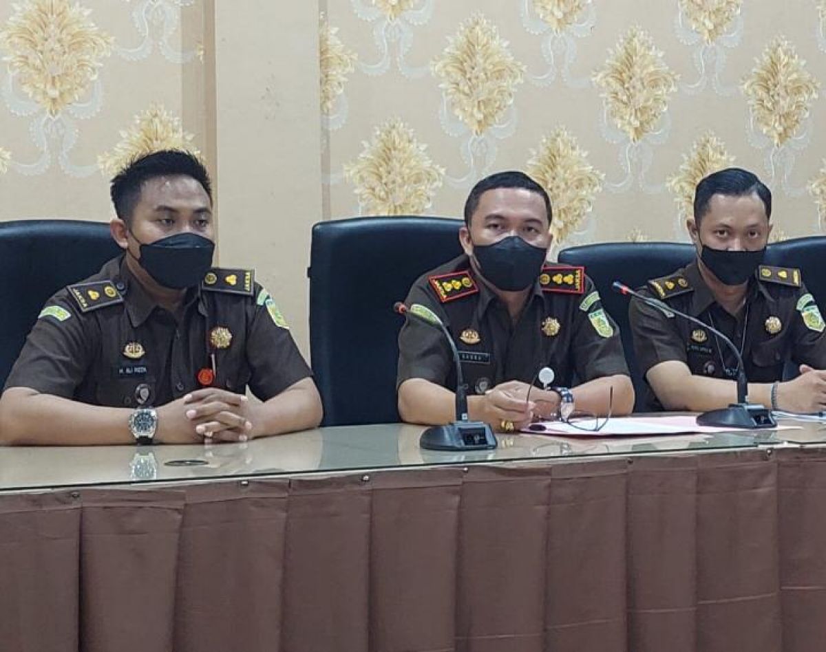 Kejari Perak Surabaya tahan 4 tersangka kredit macet Rp 3,5 Miliar.