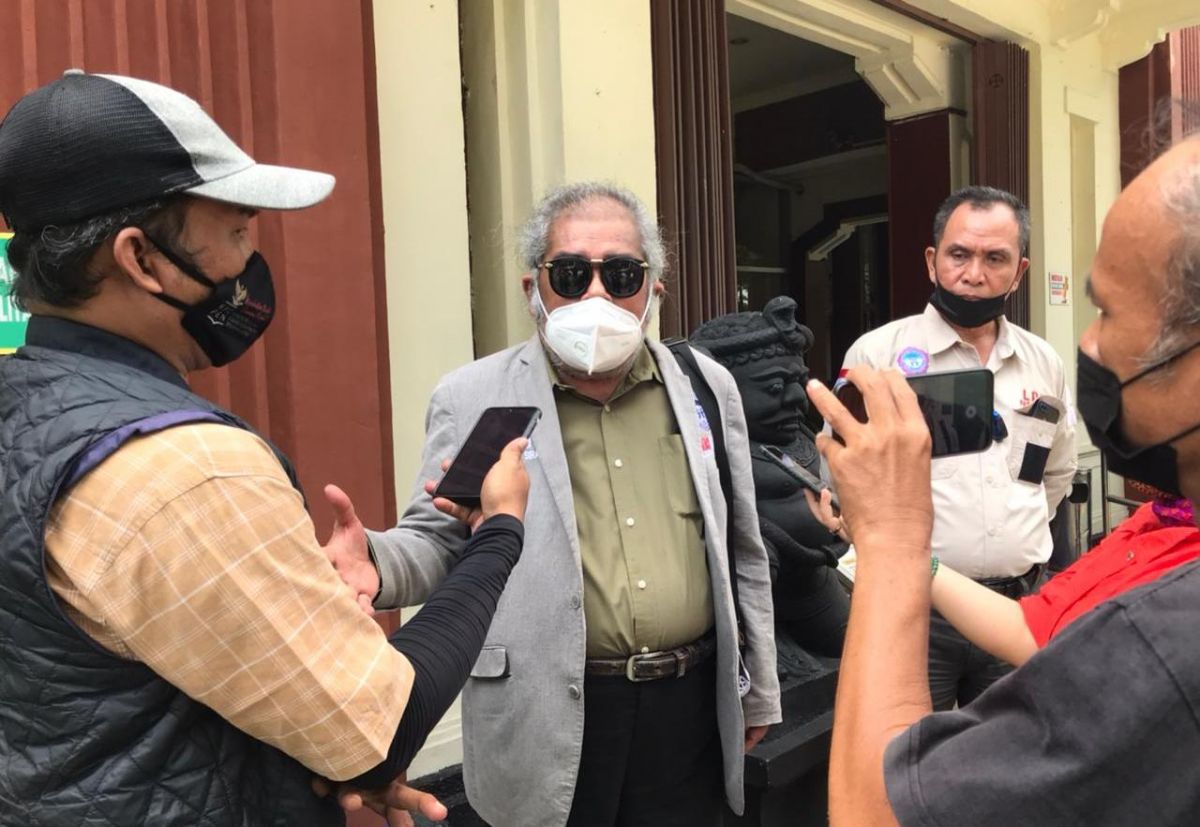 Ketua Komisi Nasional Perlindungan Anak (Komnas PA) Arist Merdeka Sirait (tengah). (Foto: Galih Rakasiwi/jatimnow.com)