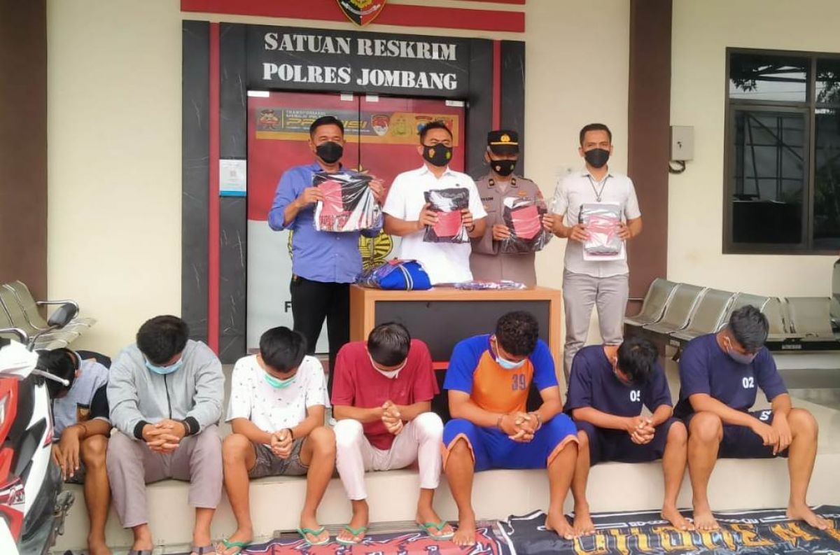 Ketujuh oknum pesilat yang diamankan polisi di Jombang. (Foto: Achmad Supriyadi/jatimnow.com)