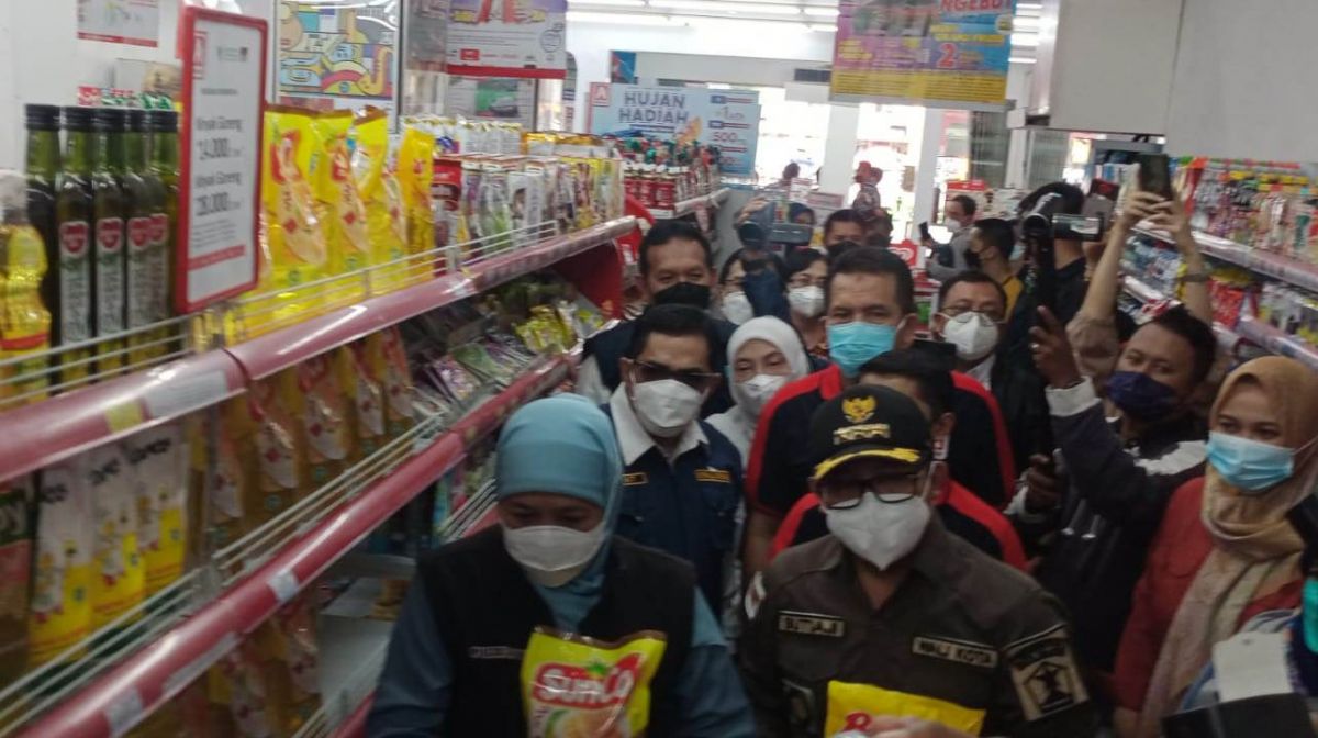 Gubernur Jatim Khofifah Indar Parawansa saat di toko ritel modern di Kota Malang. (Foto: Galih Rakasiwi/jatimnow.com)