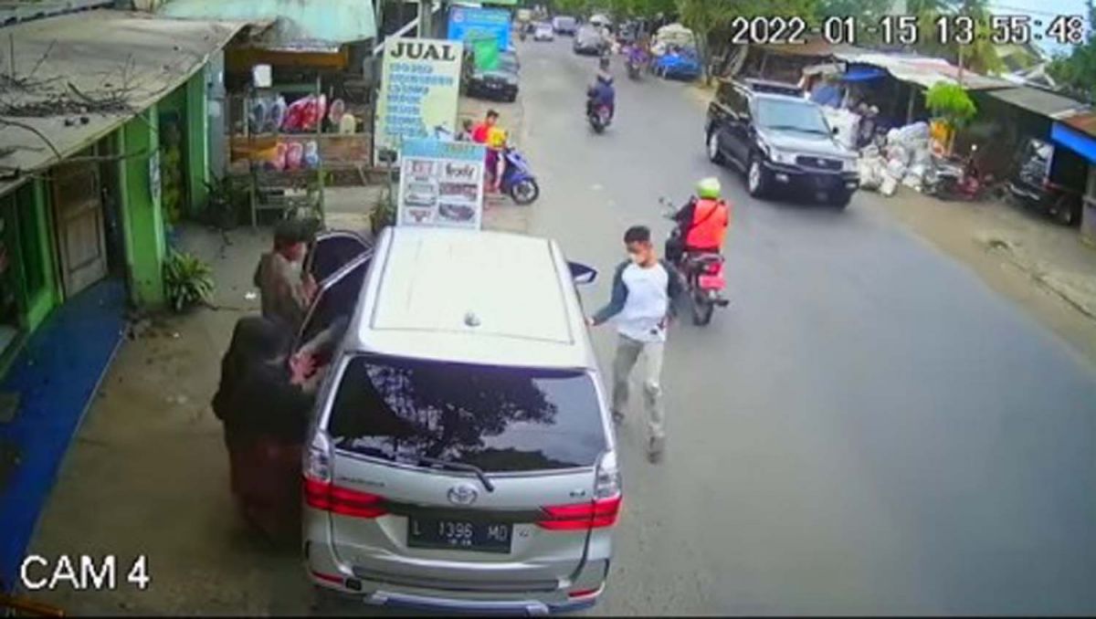Aksi komplotan pencuri bermodus hipnotis di Kota Malang (Foto: Tangkapan layar video CCTV milik warga)