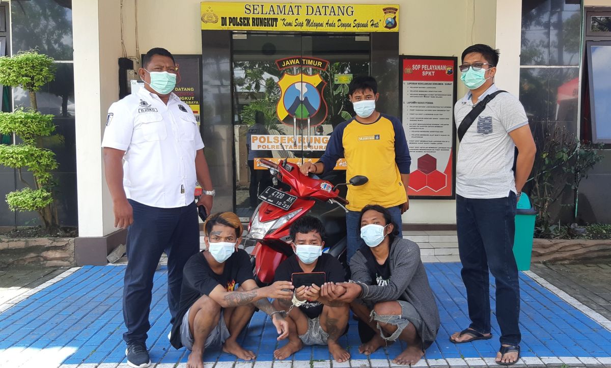 Komplotan penjahat jalanan bermodus tuduh tabrak saat diamankan di Mapolsek Rungkut. Foto: Polsek Rungkut/jatimnow.com)