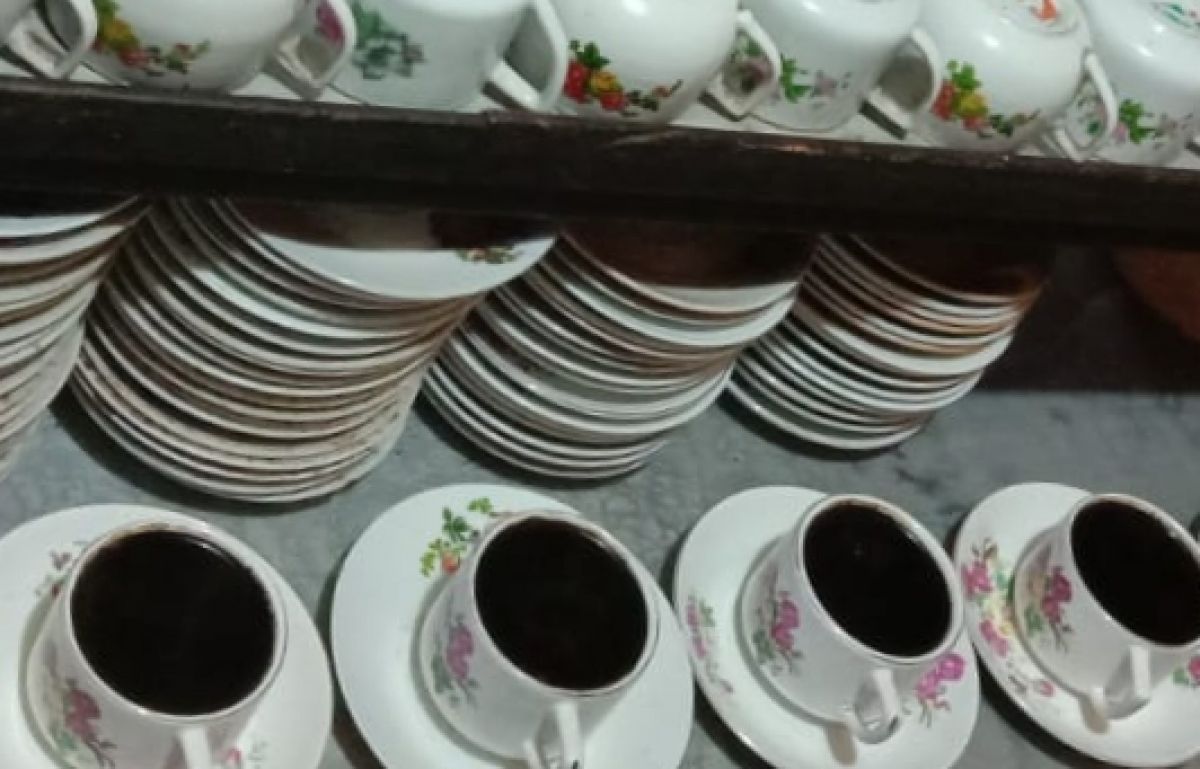 Mencicipi Kasarnya Kopi Kopyok di Warkop Cak Rokim Gresik