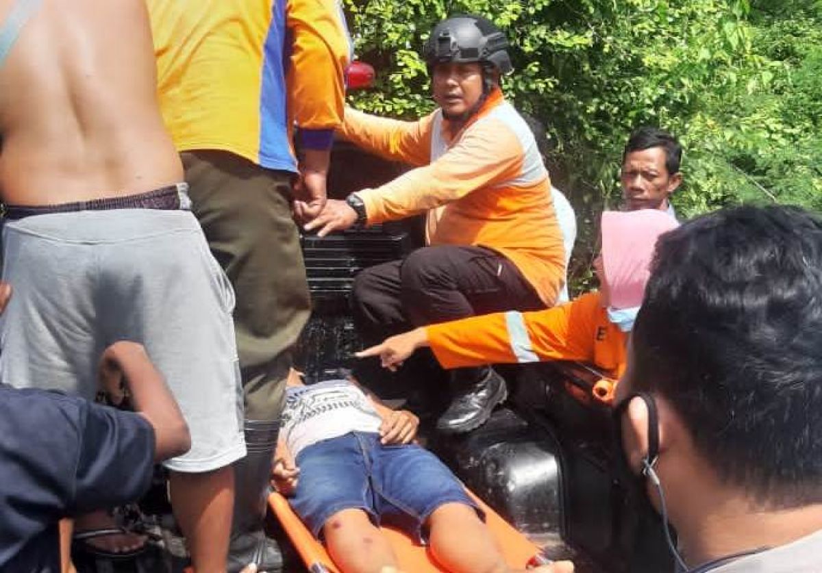 Terjun ke Sungai Sedalam 15 Meter di Situbondo, Pengendara Motor Luka Berat