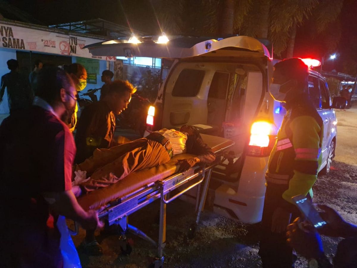 Petugas mengevakuasi korban kecelakaan tunggal di jalan berlubang di Ponorogo. (Foto: Polres Ponorogo/jatimnow.com)