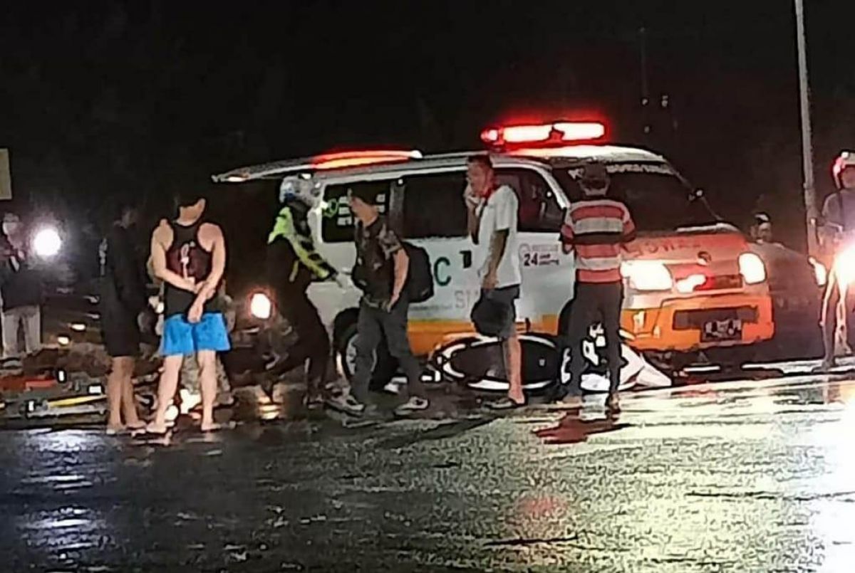 Polisi mengevakuasi korban kecelakaan antara Bus Mira dan pengendara motor di Kota Madiun. (Foto: Magetan Viral/jatimnow.com)