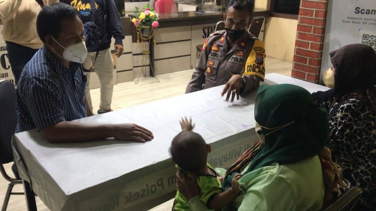 Ibu dan korban serta neneknya saat dimintai keterangan di Mapolsek Kenjeran. (Foto: Zain Ahmad/jatimnow.com)