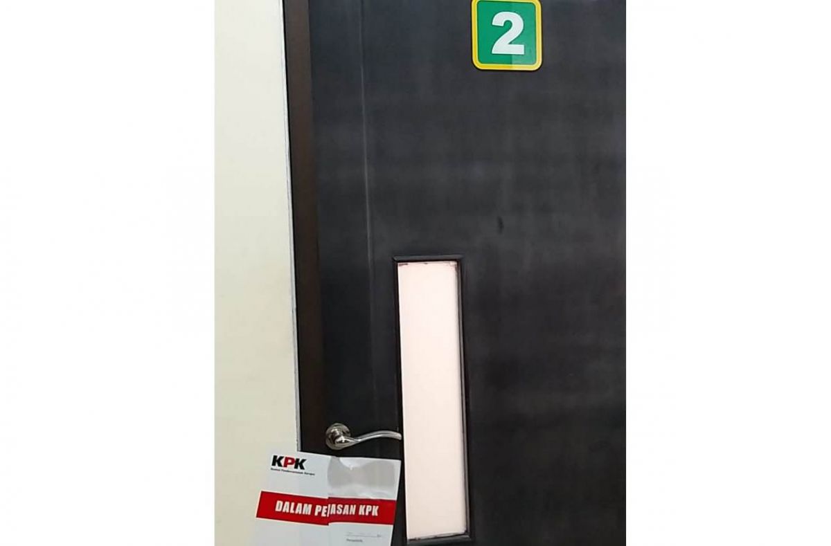 KPK segel ruangan Hakim IH yang tertangkap dalam OTT. (Foto: Zain Ahmad/jatimnow.com)