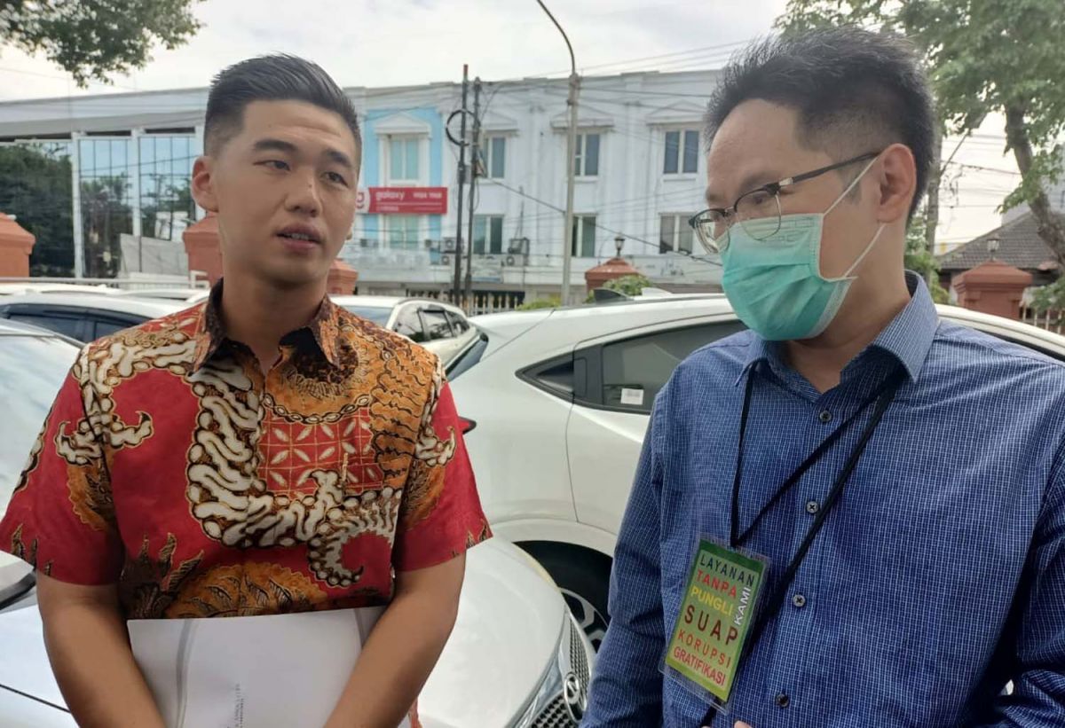 Kuasa Hukum Termohon, Billy Hanidwiyanto (kiri) - (Foto: Zain Ahmad/jatimnow.com)