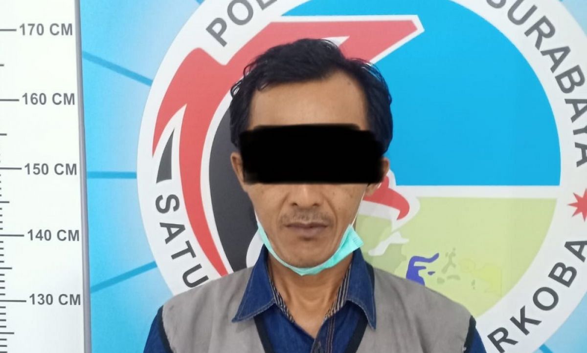 Pengedar berinisial DT (43) asal Jalan Jambangan, Surabaya, diamankan polisi. (Foto:  Polrestabes Surabaya/jatimnow.com)