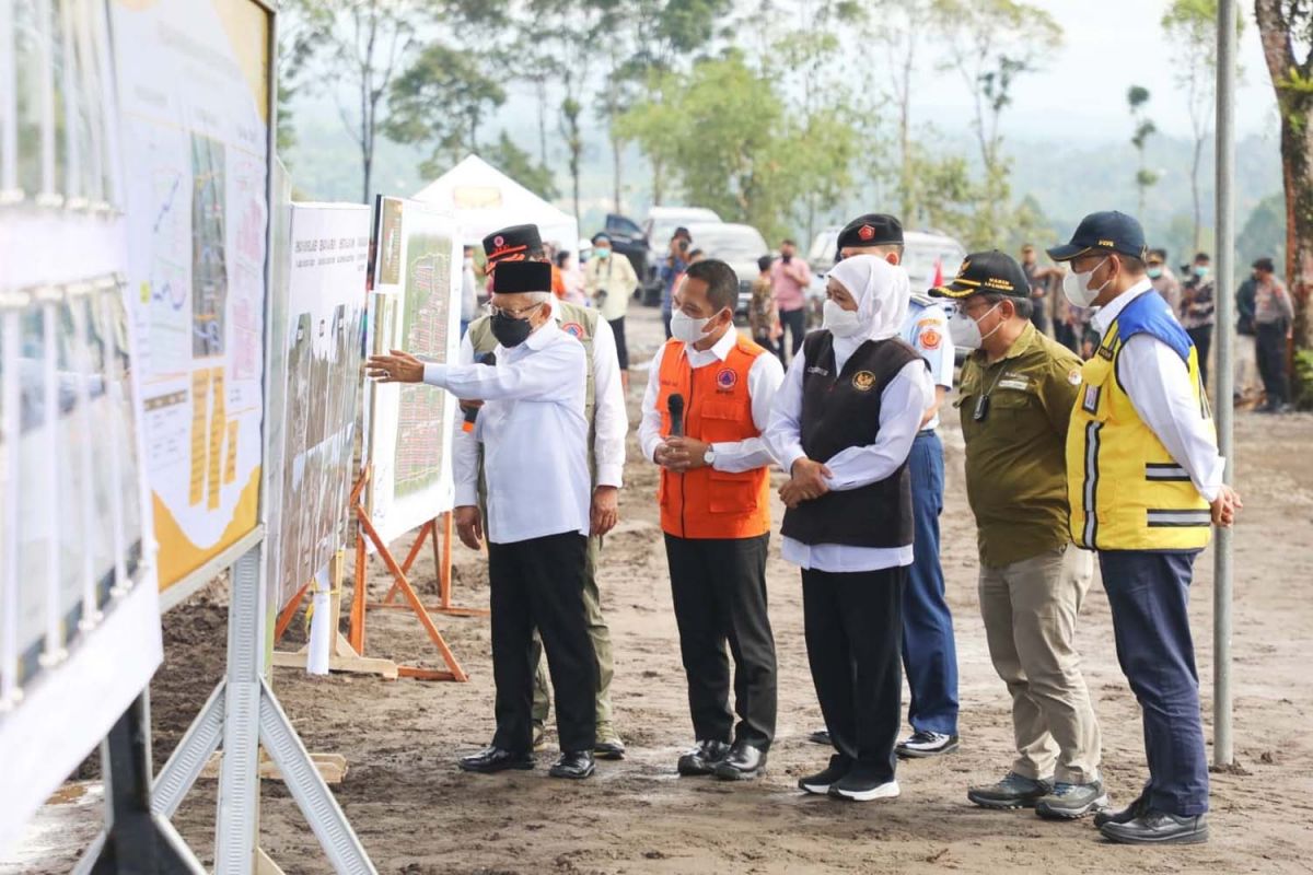 Wapres KH. Ma'ruf Amin saat meninjau progres pembangunan hunian sementara untuk korban erupsi Semeru di Lumajang (Foto: Humas Pemprov Jatim)