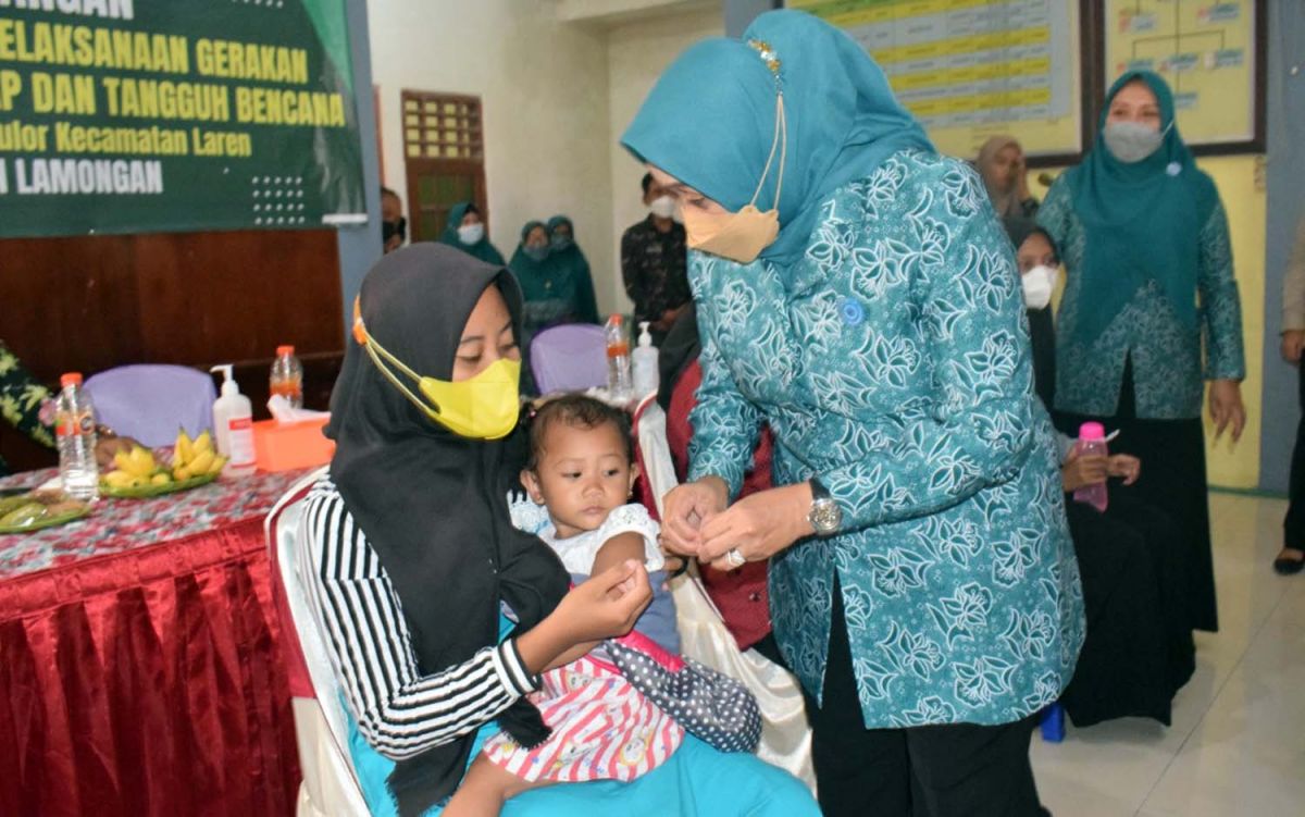 Ketua TP PKK Lamongan, Anis Yuhronur Efendi dalam acara Pencanangan Desa Pilot Project Pelaksanaan Gerakan Keluarga Sehat Tanggap dan Tangguh Bencana (Foto: Humas Pemkab Lamongan)
