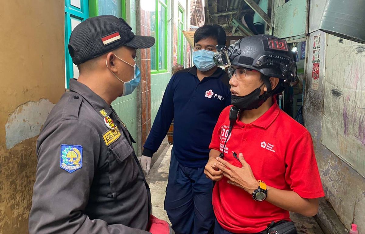 Petugas mendatangi sumber ledakan di Jalan Donorejo Wetan Gang Langgar, Simokerto, Surabaya