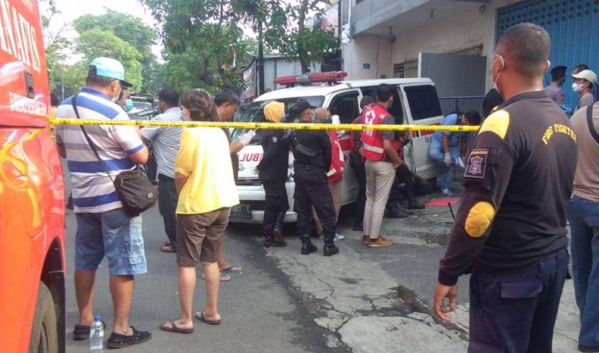 Polisi memasang garis dilarang melintas di lokasi perampokan disertai pembunuhan. (Foto: Zain Ahmad/jatimnow.com)
