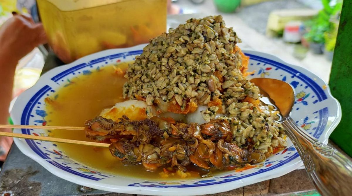 Lontong kupang sudah jarang sekali dijajakan keliling kampung atau pula perumahan. (Foto: Farizal Tito/jatimnow.com)