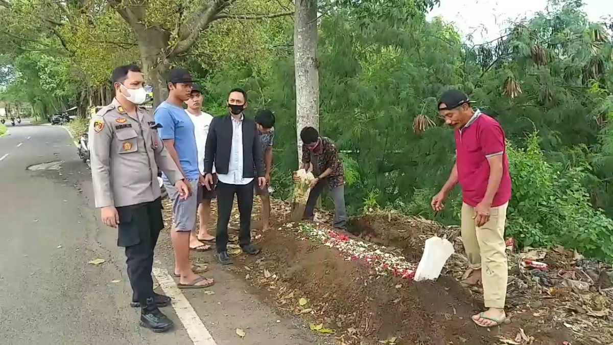 Makam buatan di pinggir jalan Kecamatan Prigen, Pasuruan. (Foto: tangkapan layar video viral/jatimnow.com)