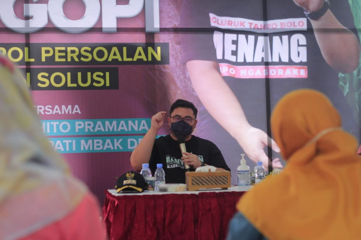 Mas Dhito saat menerima keluhan warga Kecamatan Banyakan terkait kerusakan jalan (Foto-foto: Pemkab Kediri)