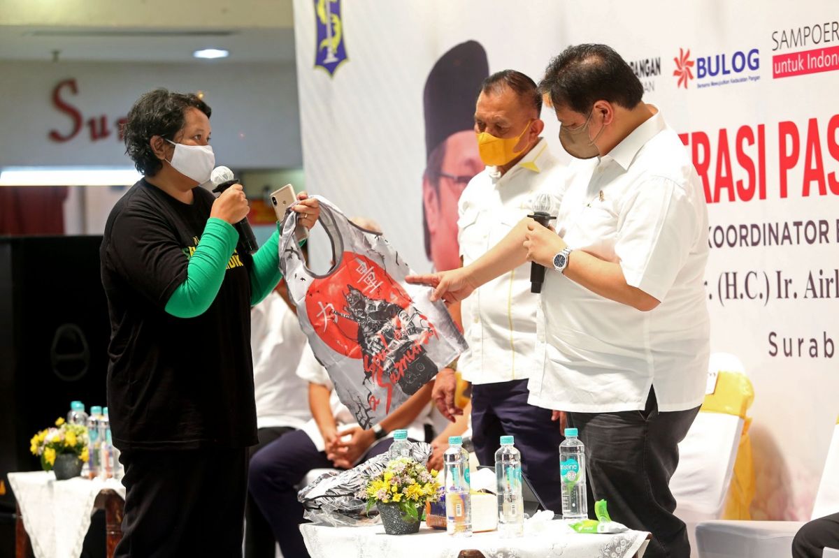 Menteri Koordinator Bidang Perekonomian Airlangga Hartarto saat oprasi pasar dan dialog UMKM. (Foto: Haryono for jatimnow.com)