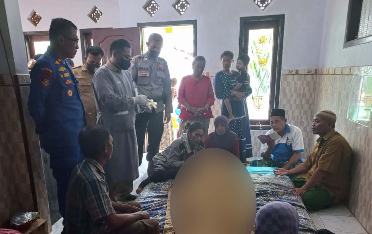 Suasana rumah duka nelayan yang ditemukan tewas di Perairan Bimorejo, Banyuwangi