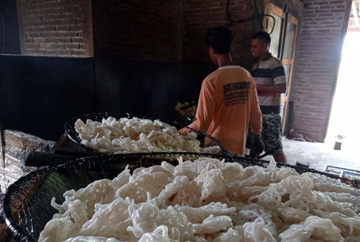 Pengusaha kerupuk di Madiun mengurangi ukuran kerupuk karena tingginya harga minyak goreng (Foto: Mita Kusuma/jatimnow.com)