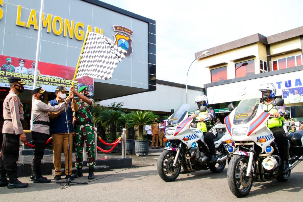 Bupati Lamongan Yuhronur Efendi saat melepas Pasukan Pamor Keris. (Foto: Humas Pemkab Lamongan for Jatimnow.com)