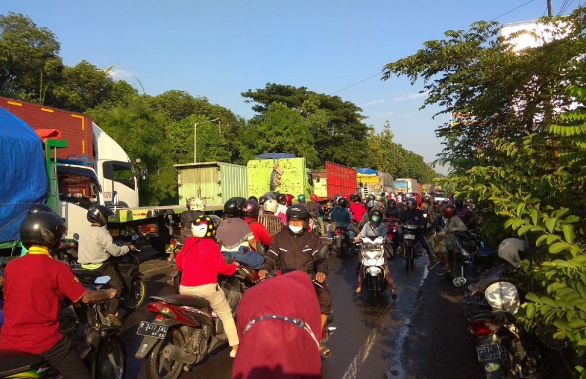 Jalan Raya Ngopak Pasuruan Tergenang, Lalu Lintas Probolinggo - Surabaya Macet