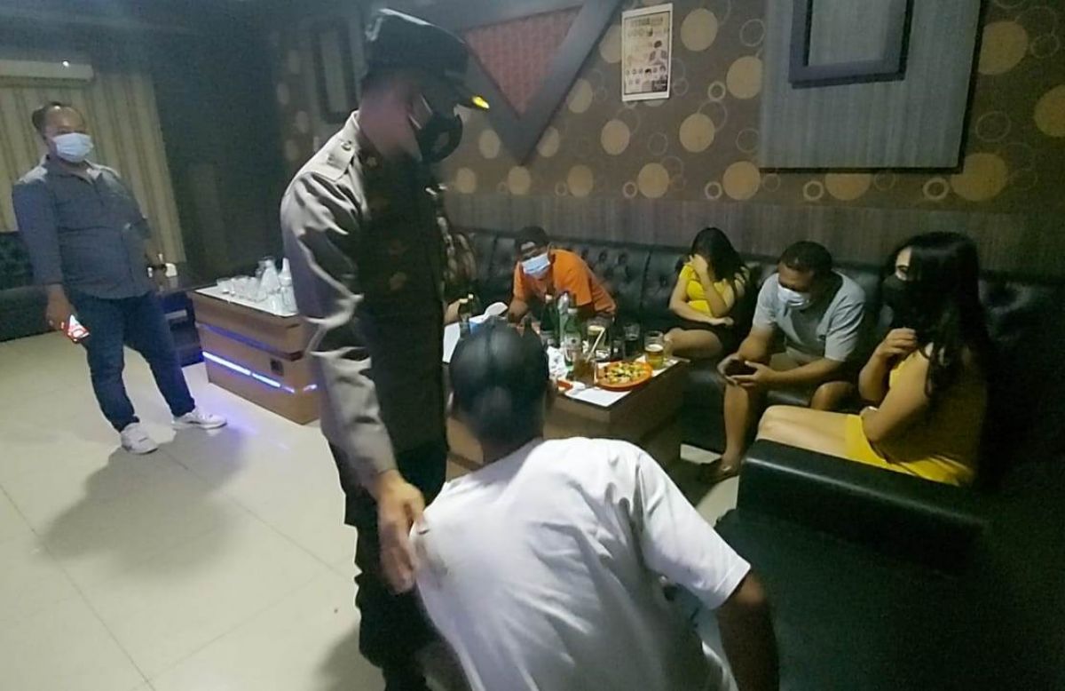 Petugas melakukan patroli di Jalan Arjuno dan Kedungdoro, Surabaya.