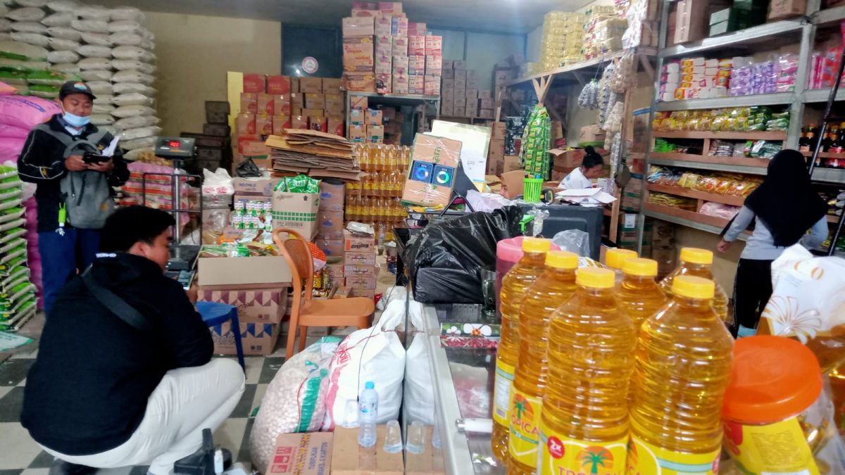 Pedagang minyak goreng di Kota Batu keluhkan penyeragaman harga. (Foto: Galih Rakasiwi/jatimnow.com)