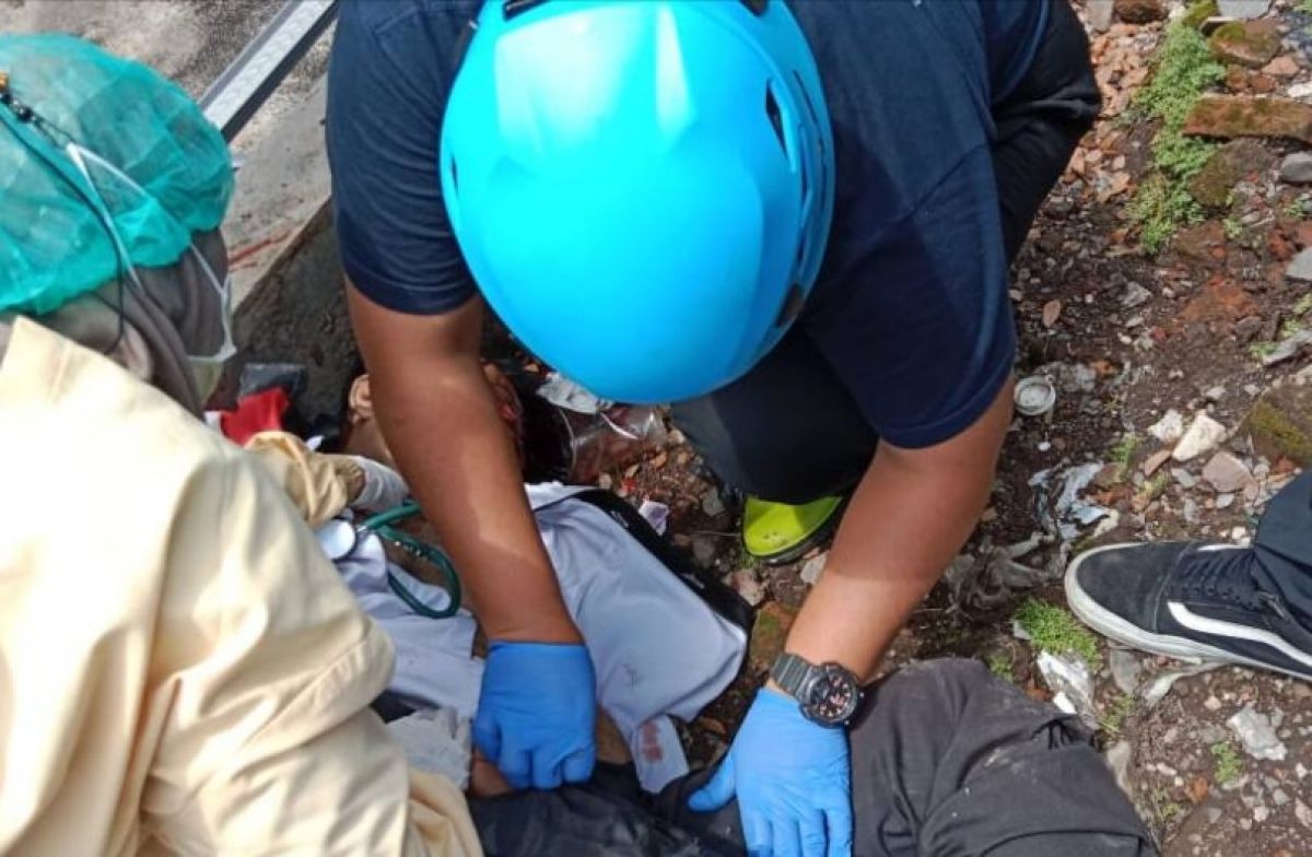 Petugas melakukan evakuasi terhadap korban di lokasi kejadian. (Foto: Polsek Blimbing/jatimnow.com)
