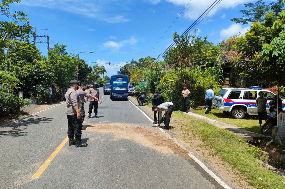 Satlantas Polres Pacitan bersama POM TNI AU melakukan olah TKP di lokasi kecelakaan (Foto: Polres Pacitan)