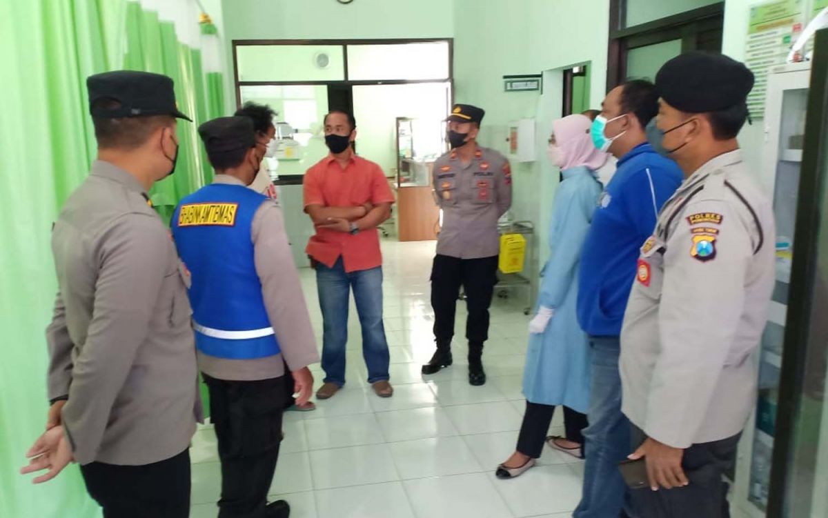 Polisi mendatangi keluarga korban di Puskesmas Pulung, Ponorogo (Foto: Polsek Pulung)