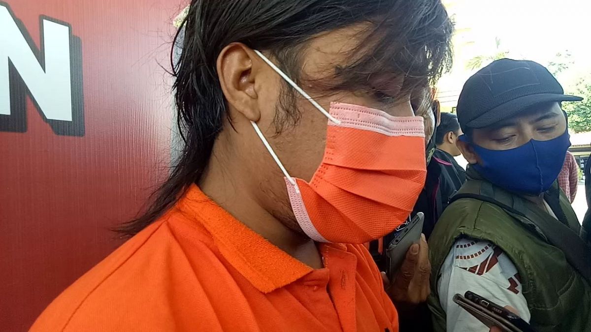 Aries Aprianto, pelaku begal payudara di Pasuruan saat diringkus polisi.