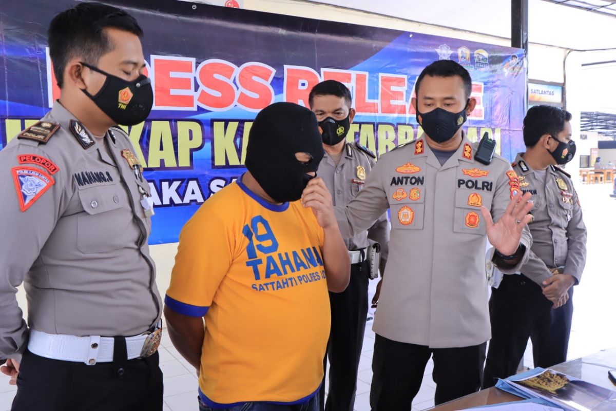 Pelaku tabrak lari saat diamankan di Mapolres Madiun. (Foto: Mita Kusuma/jatimnow.com)