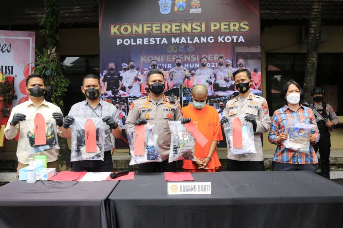Polresta Malang Kota saat menggelar konferensi pers kasus pencabulan terhadap 7 siswi SMP yang dilakukan pelatih jaranan YR. (Foto: Galih Rakasiwi/jatimnow.com)