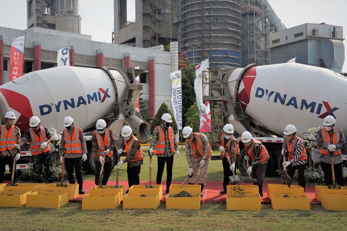 Peletakan batu pertama proyek pengembangan SBI di Tuban, Jumat (28/1/2022) - (Foto-foto: SIG)