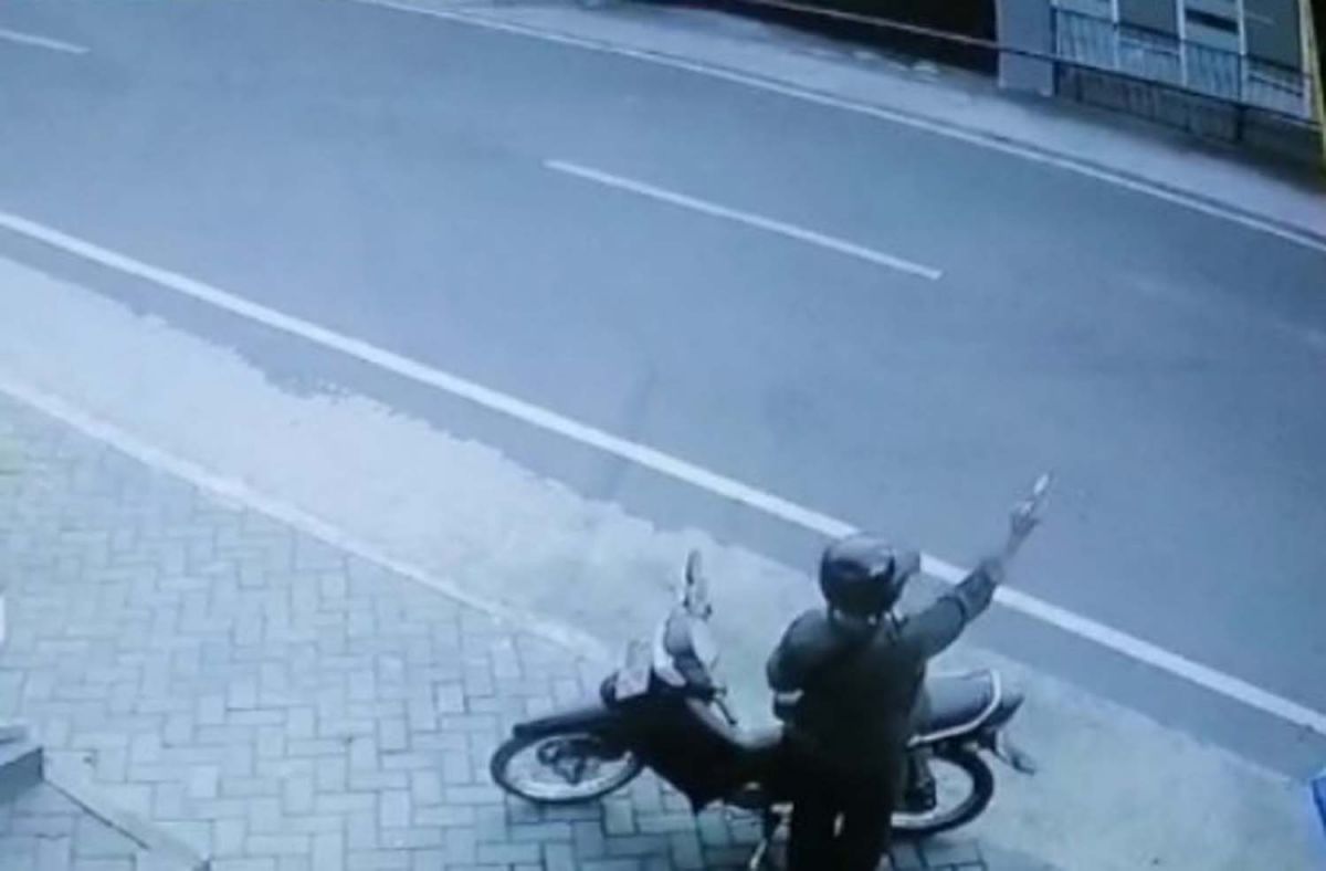 Tangkapan layar video CCTV yang merekam pemotor acungkan benda diduga pistol