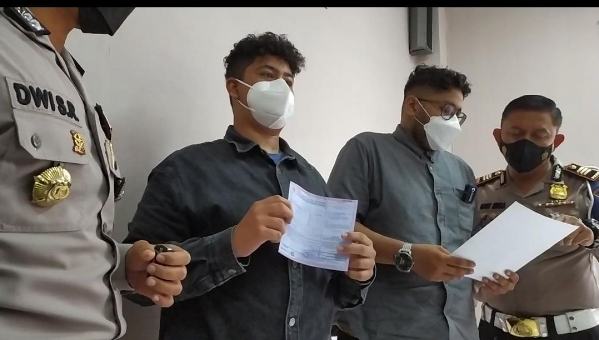 Dua pemotor yang masuk Tol Perak dimintai klarifikasi oleh Sat PJR Polda Jatim.