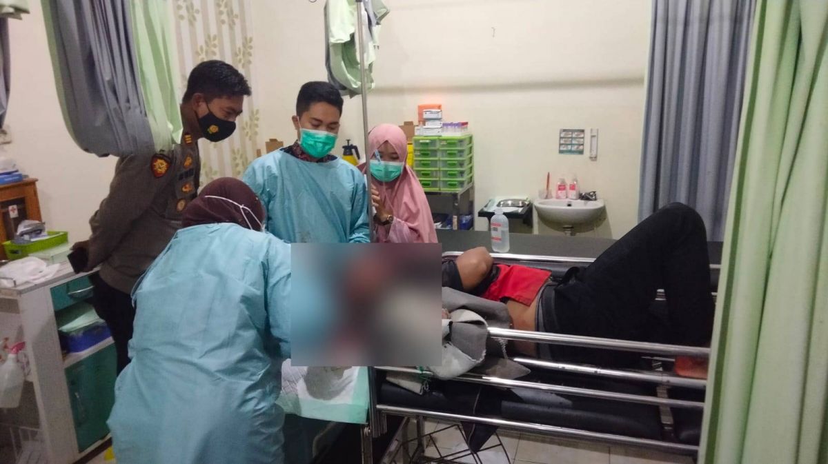 Korban saat mendapat perawatan medis di RSUD Bangil. (Foto: Polsek Sukorejo/jatimnow.com)