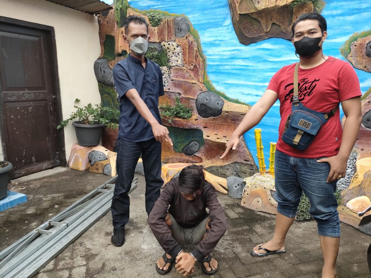 BS tersangka kasus pencurian handphone di dalam Ponpes Madrasah Miftachul Ulum. (Foto: Moch. Rois/jatimnow.com)