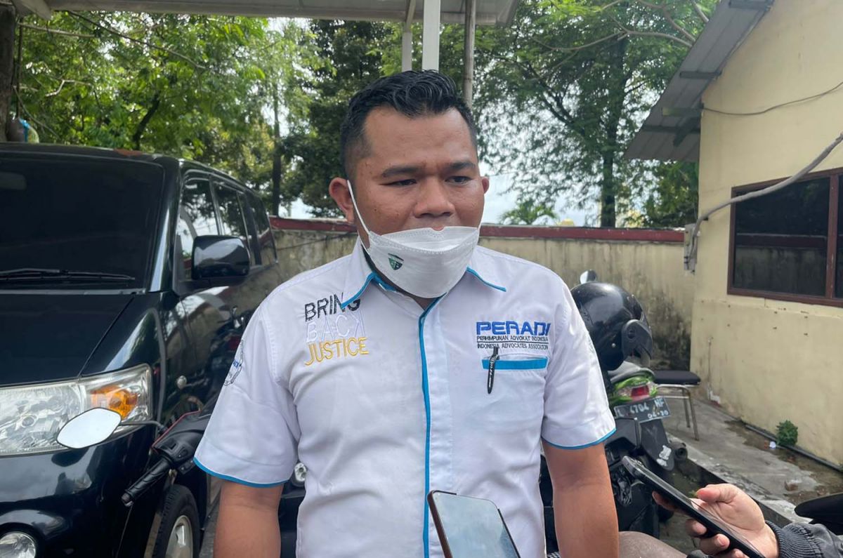 Pengacara Hadfana Firdaus, penendang sesajen Semeru, Mohammad Habib Al Qutbhi di Mapolda Jatim (Foto: Zain Ahmad/jatimnow.com)