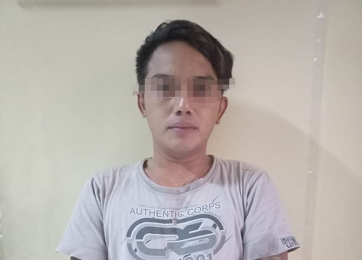 Pengedar ribuan pil koplo di Probolinggo saat di Mapolres Probolinggo. (Foto: Humas Polres Probolinggo/jatimnow.com)