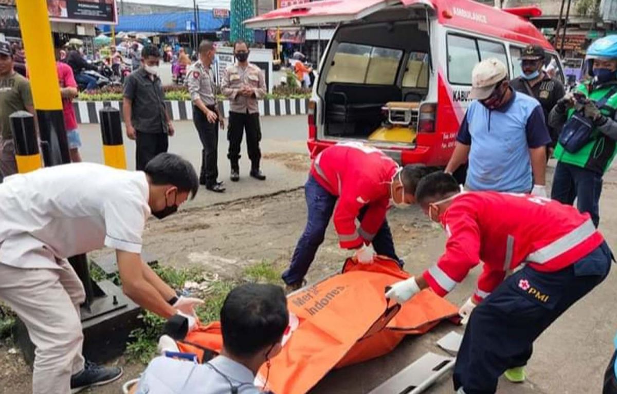 Proses evakuasi jenazah pengemis tua di Malang (Foto: PMI Kabupaten Malang for jatimnow.com)