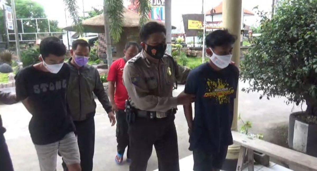 Kedua pelaku saat berada di Polsek Sumobito. (Foto: Elok/jatimnow.com)